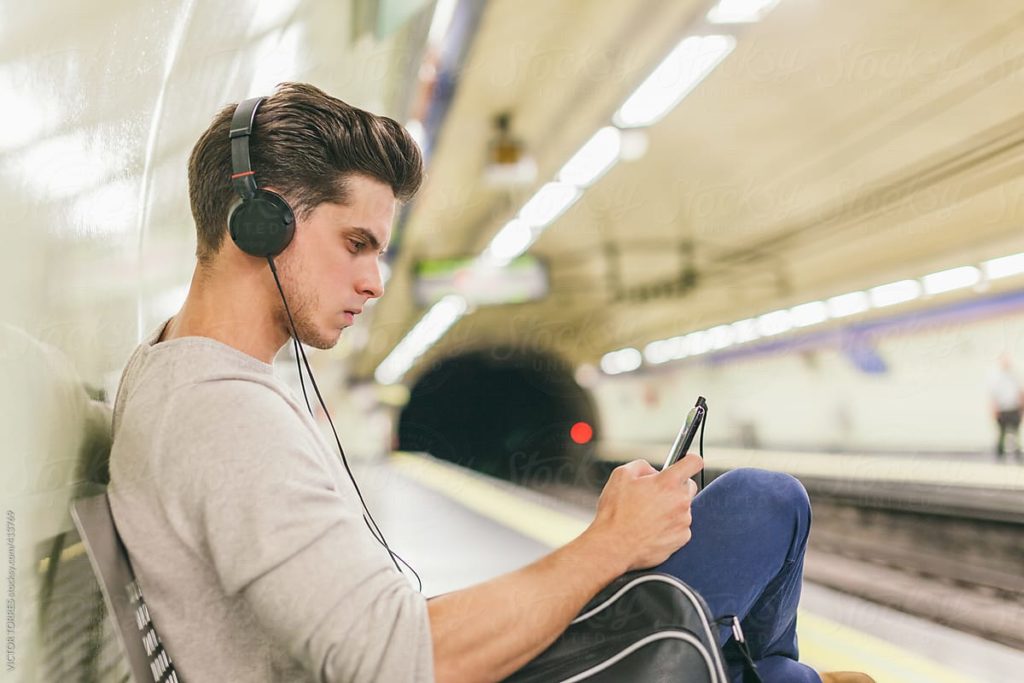 Person to person 1 listening. Человек в наушниках. Подросток в наушниках. Человек с наушниками. Наушники на человеке.